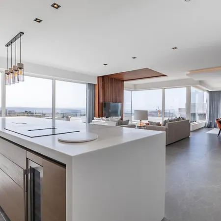 Stunning Corner Penthouse - Prime Location Apartment