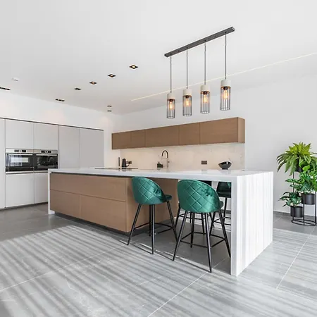 Stunning Corner Penthouse - Prime Location 아파트 *