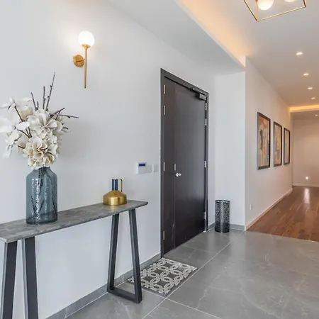 Stunning Corner Penthouse - Prime Location Apartment *