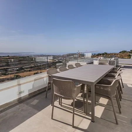 Stunning Corner Penthouse - Prime Location *