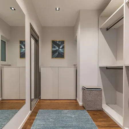 Stunning Corner Penthouse - Prime Location Daire *